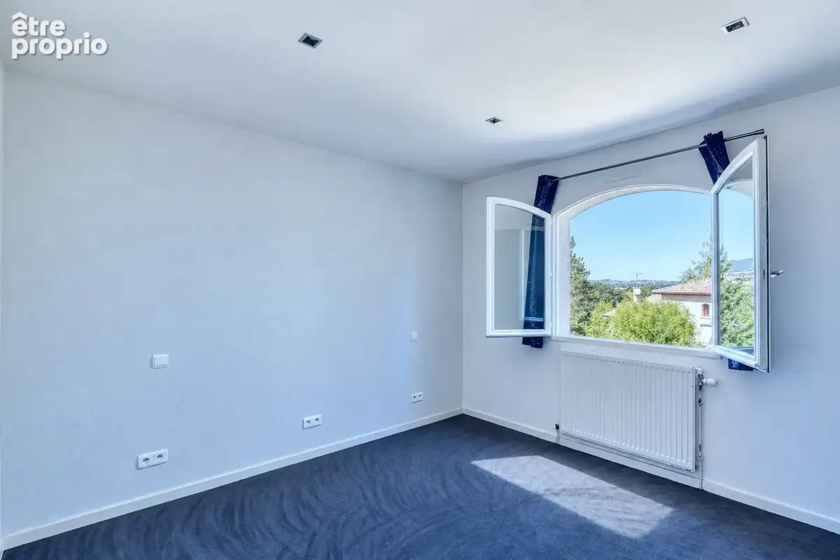 Proche commodités et calme pour cette maison climatisée avec piscine et s-sol complet - photo 13
