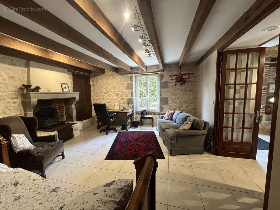 Superbe logement de 2 chambres avec une grande grange et un gîte indépendant à rénover - photo 4