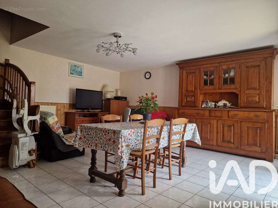 Maison 253 m² à Saint-Macaire-Du-Bois  - photo 4