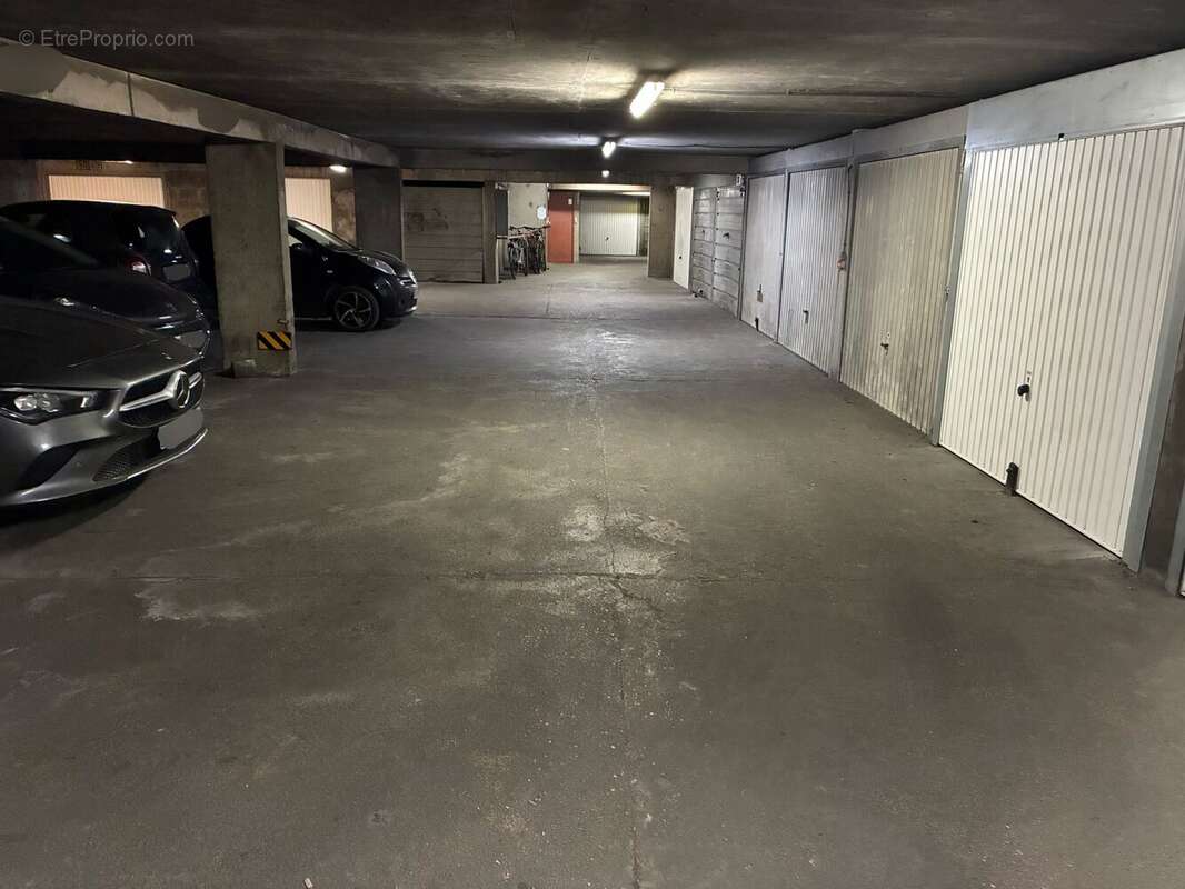 Parking 11 m² à Paris-18e  - photo 4