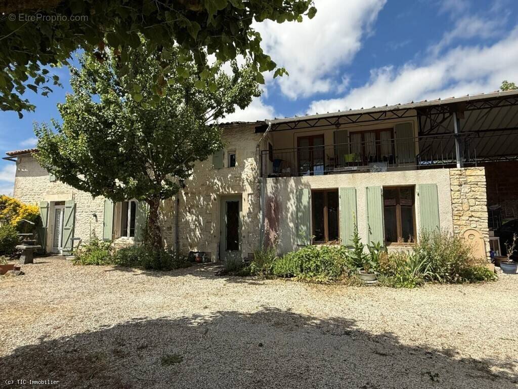 Maison à AUNAC