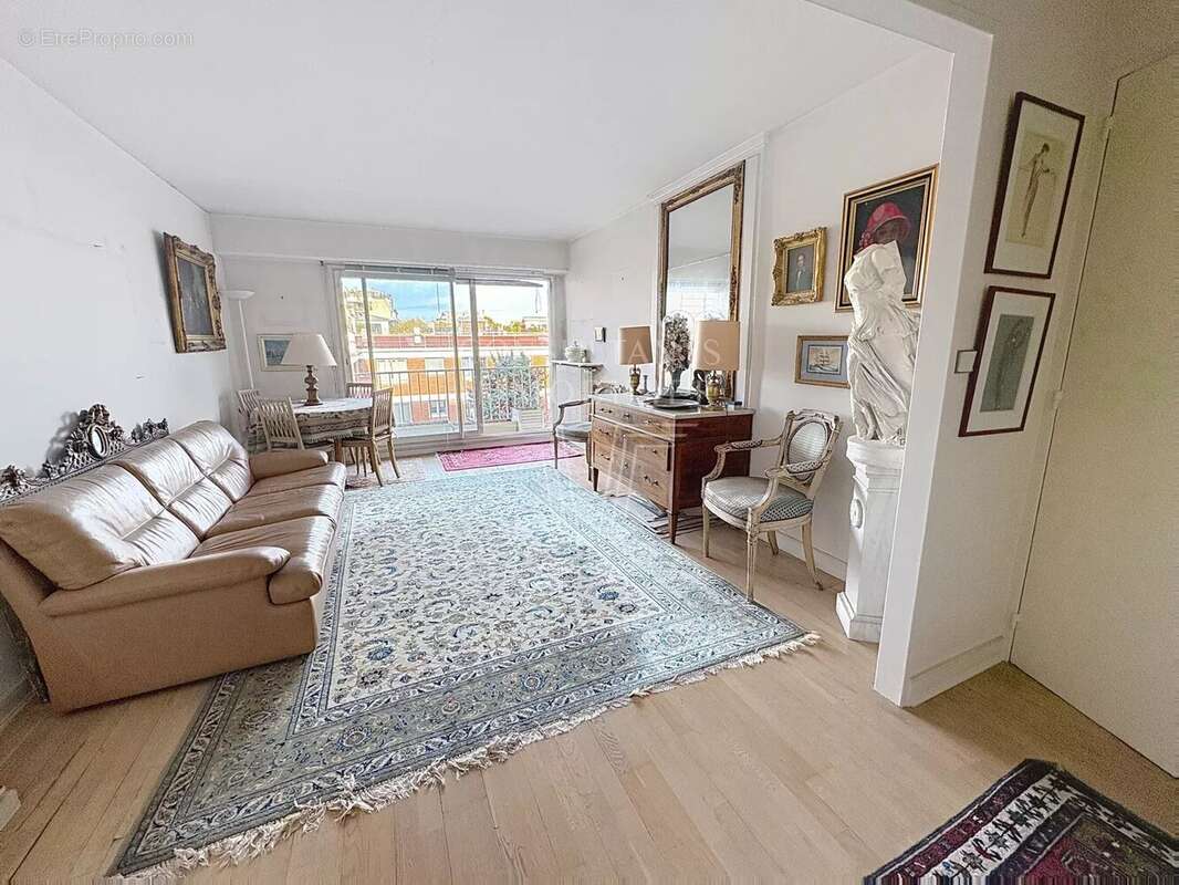 Appartement à NEUILLY-SUR-SEINE