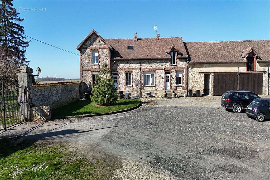 Maison à CLOS-FONTAINE