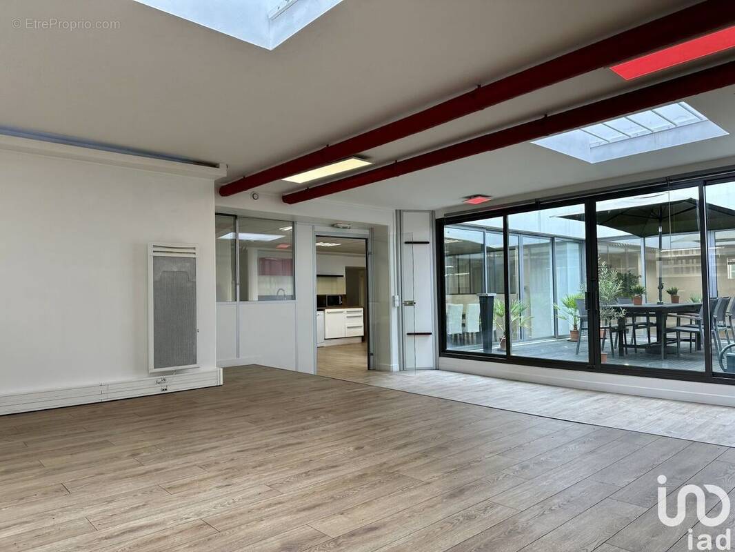 Photo 1 - Commerce à COURBEVOIE