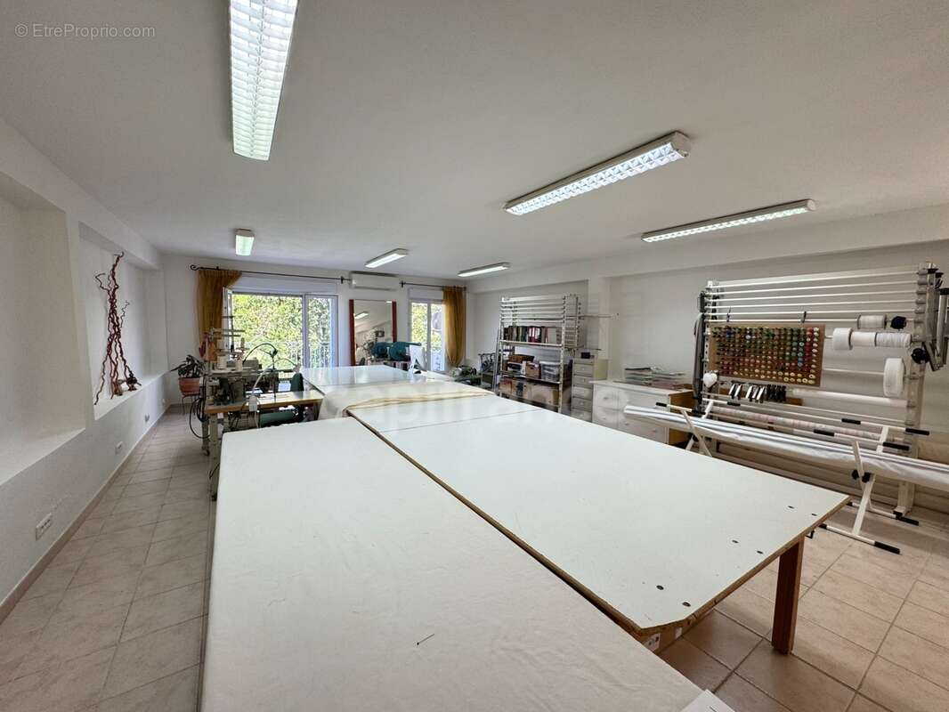 Murs grand local commercial – professions libérales possibles – 164 m² – terrasse / 2 parkings - photo 6
