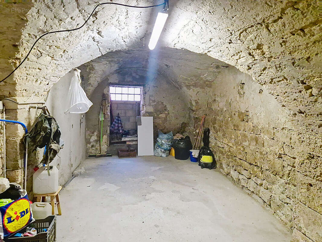 Maison Montfrin 6 pièce(s) 233 m2  dont 86 m² aménageables, avec terrasse de 50 m², cave voutée de 45 m², garage de 35 m². - photo 15