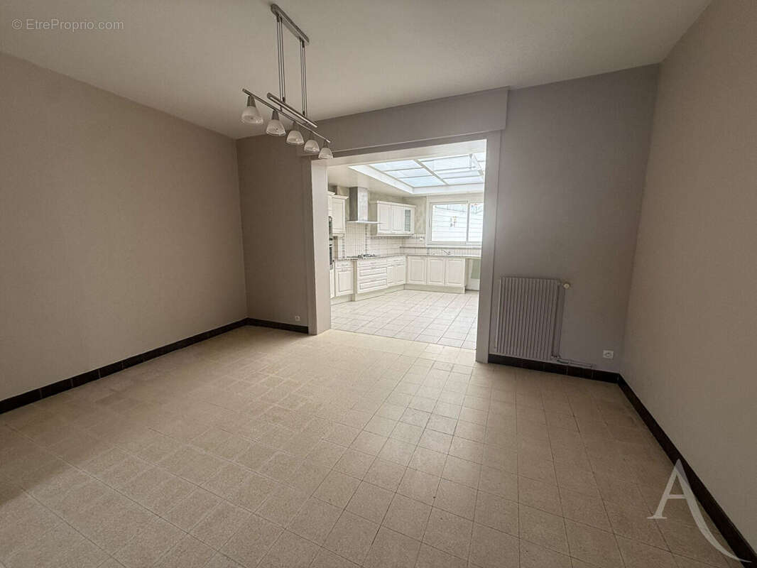 Maison mitoyenne - 6 pièce(s) 148 m² - RENESCURE - photo 4