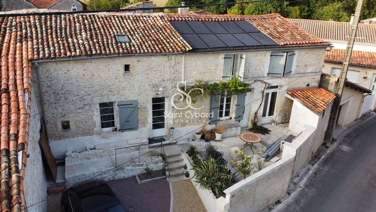 Maison à ROULLET-SAINT-ESTEPHE