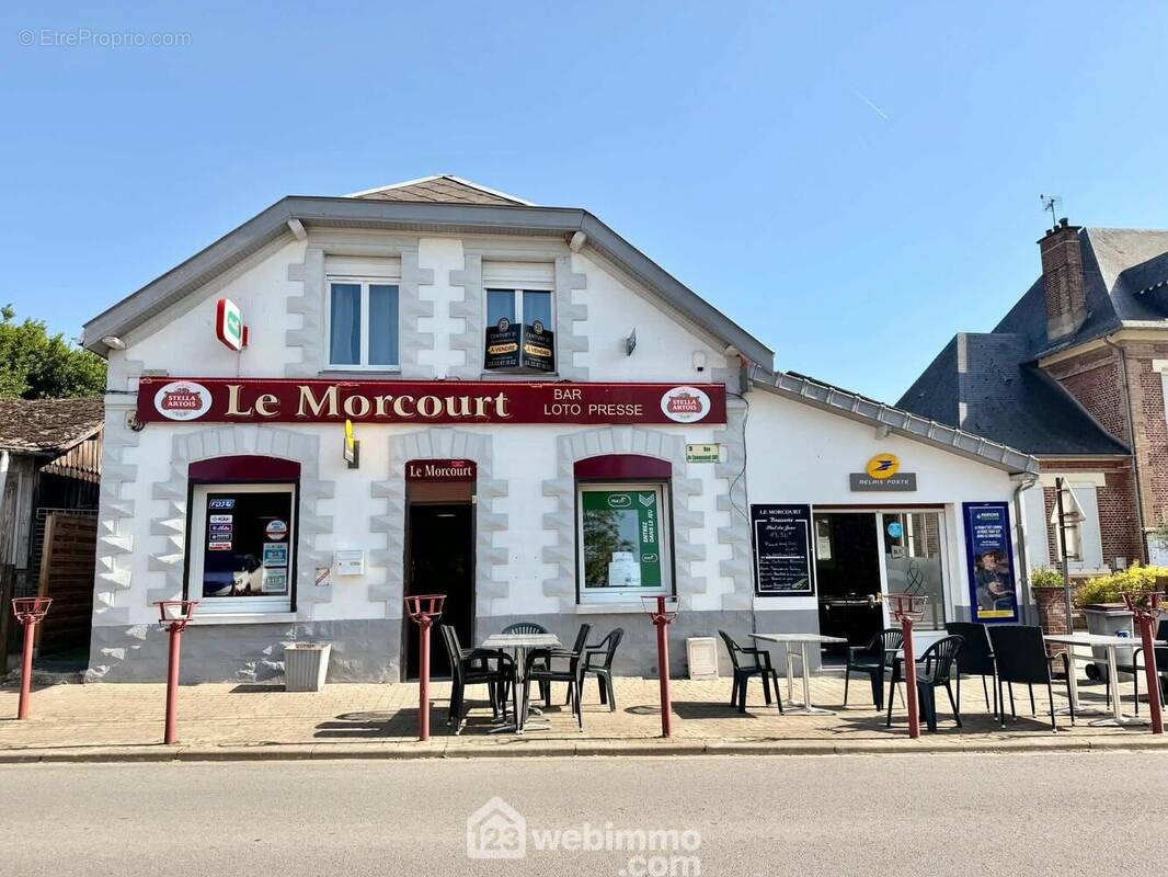 Découvrez cette immeuble aux multiples possibilités, offrant de beaux volumes et un fort potentiel d'aménagement, idéalement située ! - Appartement à MORCOURT