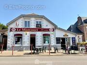 Découvrez cette immeuble aux multiples possibilités, offrant de beaux volumes et un fort potentiel d'aménagement, idéalement située ! - Appartement à MORCOURT