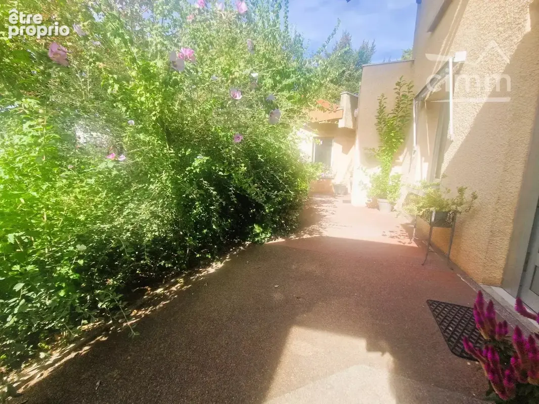 BOURGOIN-JALLIEU – BIEN RARE ! 381,50 m² sur 1 528 m² : maison de fonction 85,50 m² + 6 bureaux + garage – Fort potentiel locati - photo 5