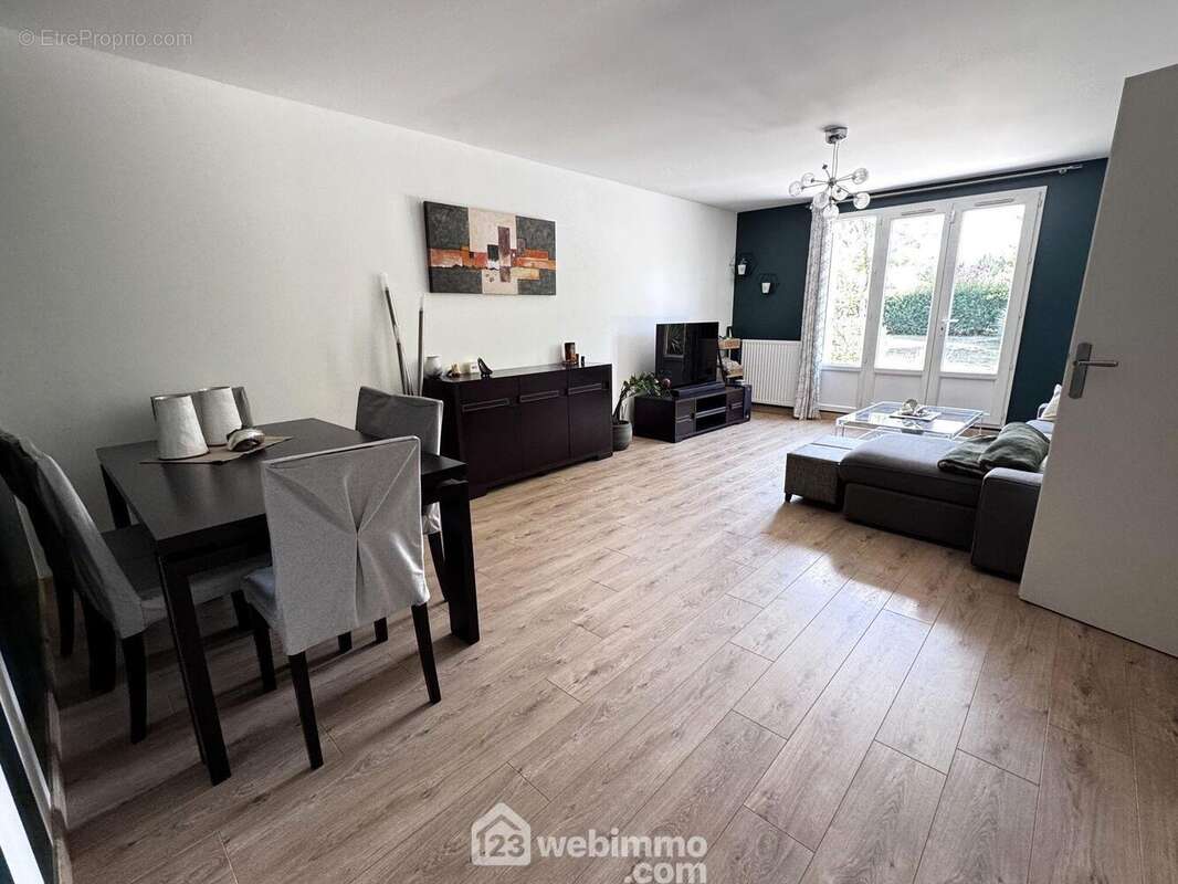 Allons vers ce spacieux salon - salle à manger...