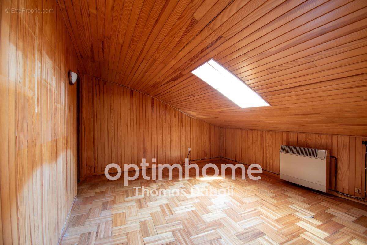 Maison divisée en deux logements avec garage et jardin - photo 10