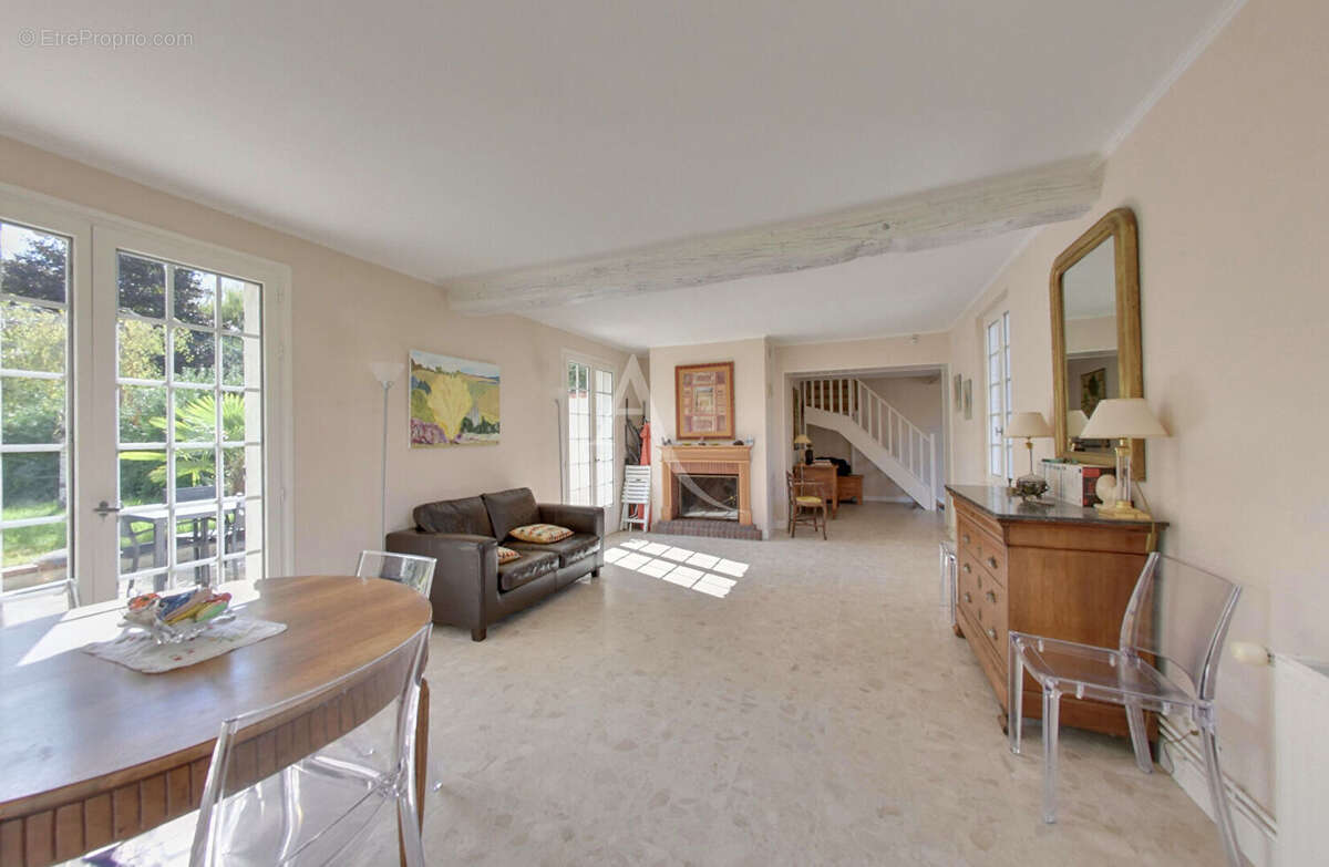 Maison à FLEURY-LA-VALLEE