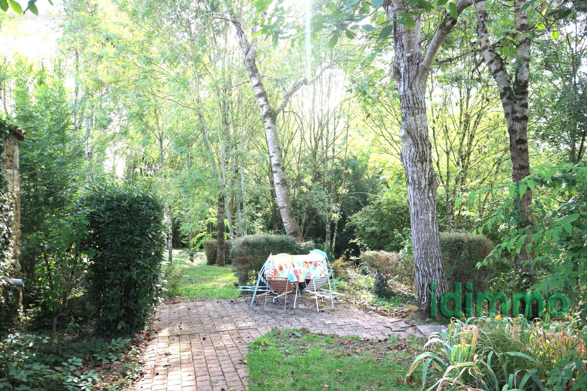 Vous aimez les vieilles pierres,la campagne..ensemble immobilier de 190 m2 avec 2 maisons sur un beau parc arb - photo 17