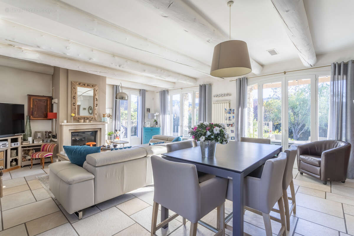 Maison à SIMIANE-COLLONGUE