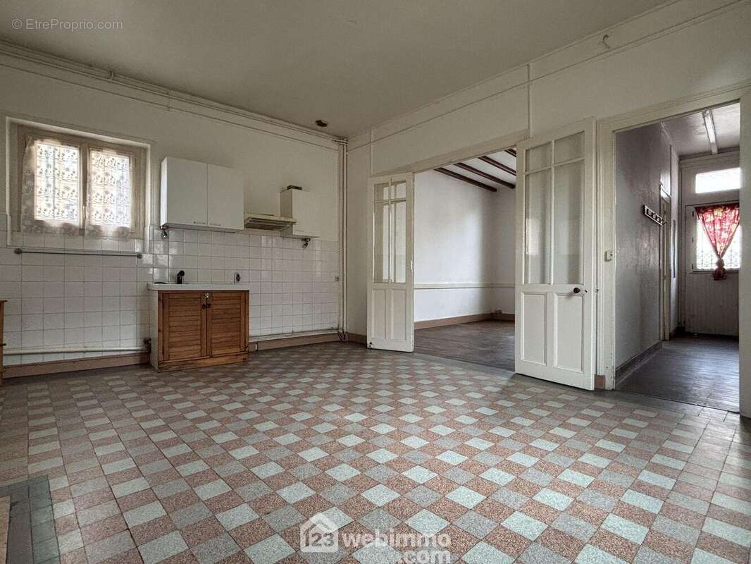 Elle peut être décloisonnée sur le salon et l'entrée pour offrir une pièce de 45 m2, - Maison à INGRANDES