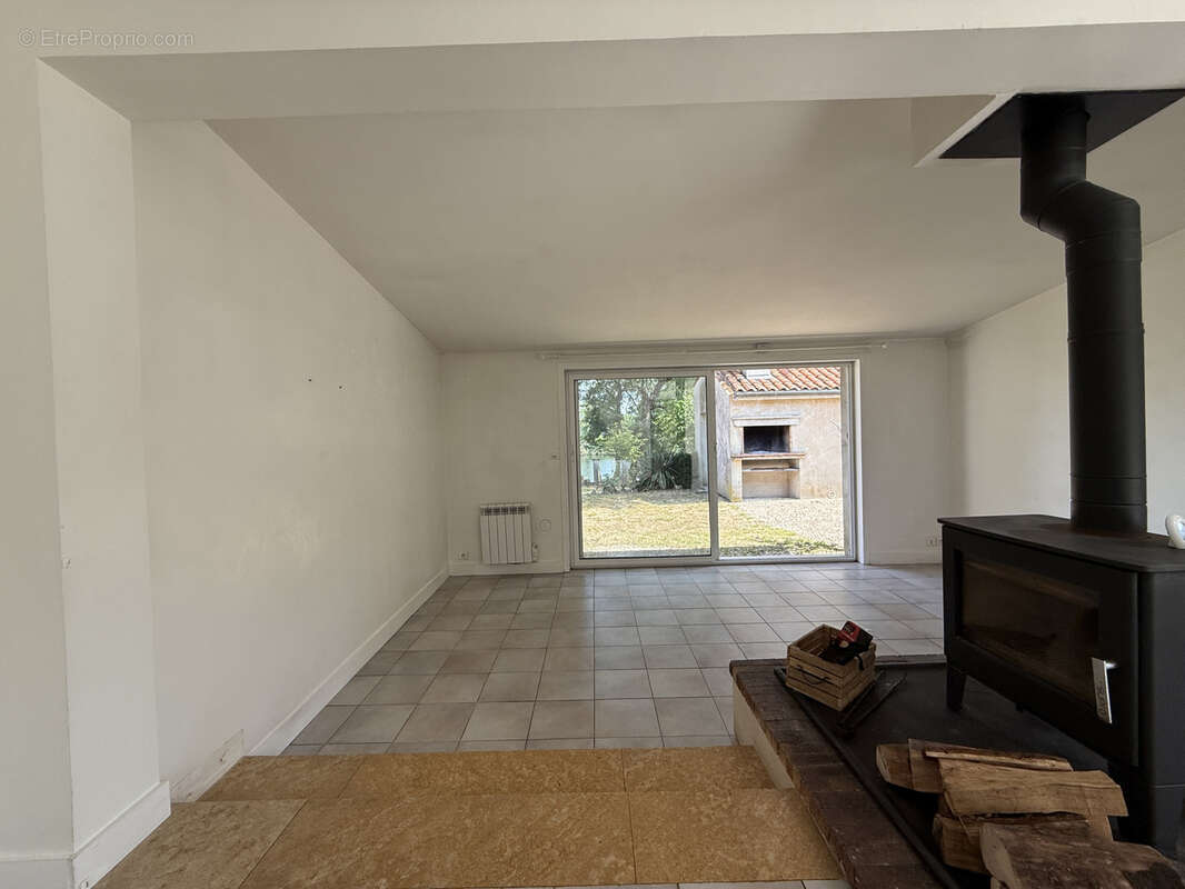 Maison à SAINT-MEDARD-DE-GUIZIERES