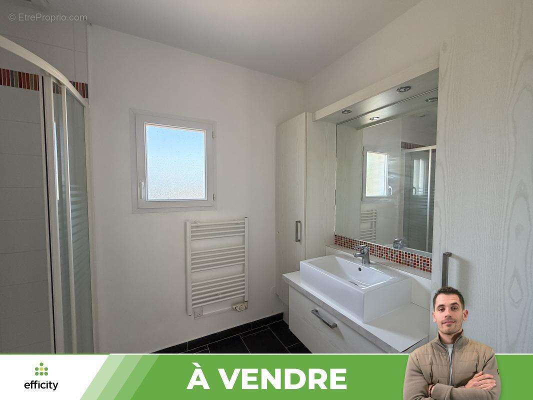 Maison 104 m² à Lussac-Les-Chateaux  - photo 16