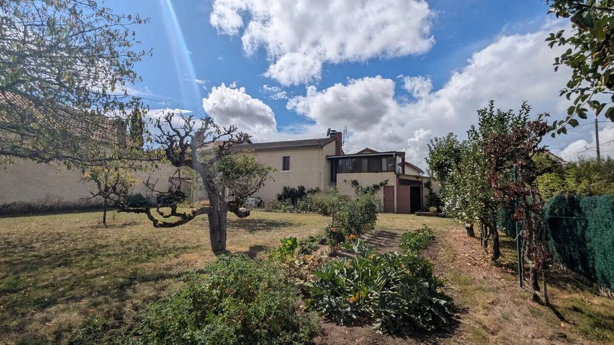 Charmante maison de village offrant 4 chambres à Saulgé - photo 18