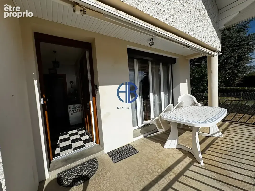 Maison de charme au coeur du village, 3 chambres et beau potentiel d'aménagement ! - photo 3