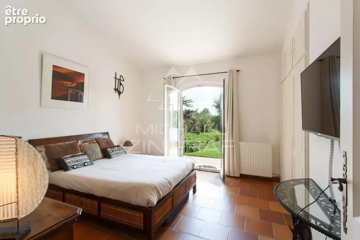 Villa Provençale d’Exception avec Vue Dégagée et Jardin de 4 375 m² à Plascassier - photo 9
