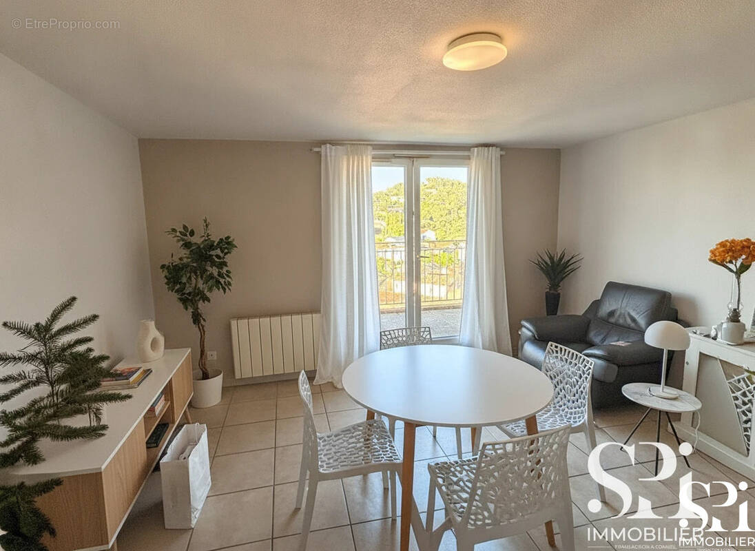 PIERREFEU DU VAR - A VENDRE - T 2 + Parking - Vue panoramique vignobles et village - photo 3