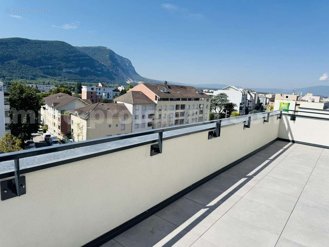 Appartement_T4_Ambilly_belle_superficie_prox_frontière_Suisse_tram_Ceva_direction_Genève_Secteur_calme_Verdoyant_Frontaliers_Cuisine_séjour_chambre_1_chambre_2_chambre_3_chambre_4_salle_de_bain_1_salle_de_bain_2_terrasse_vue