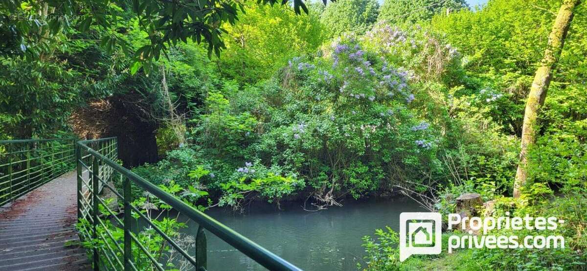 Terrain à BREUX-SUR-AVRE