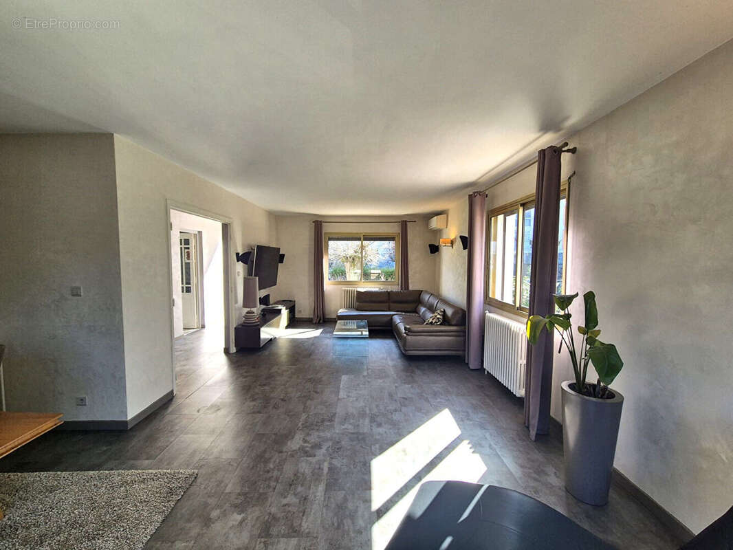 Maison Jolimont avec piscine et grand garage - photo 3