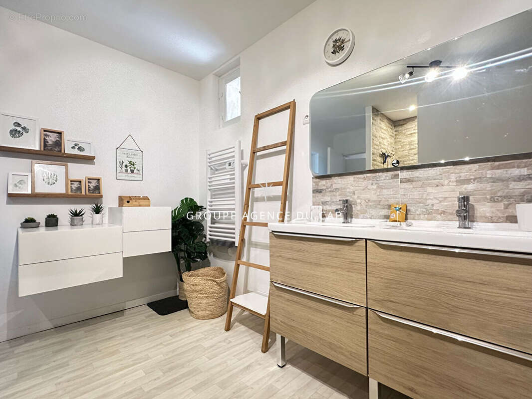 Maison à LES ISSAMBRES