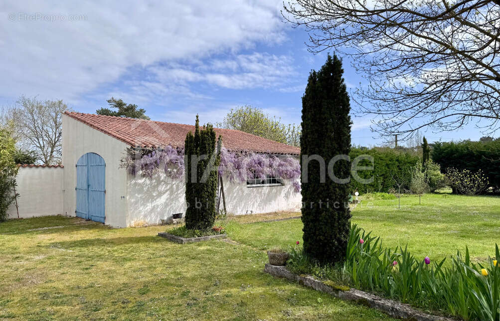 Maison à CHAILLEVETTE
