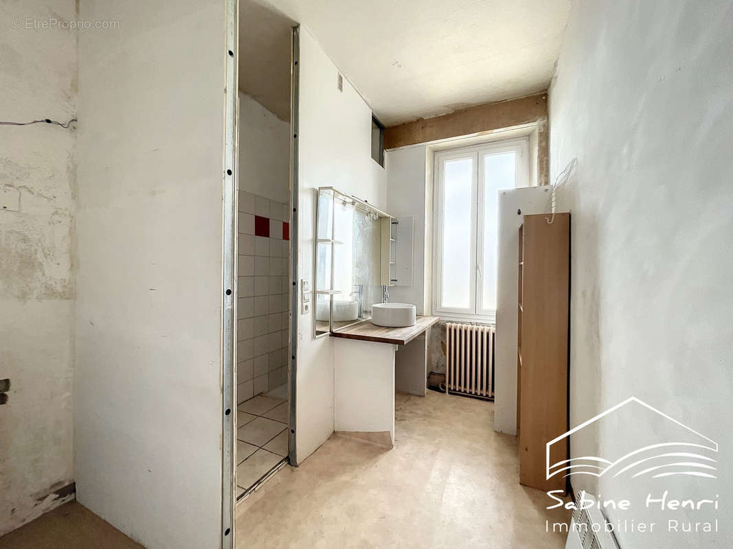 Commerce à MIRANDOL-BOURGNOUNAC