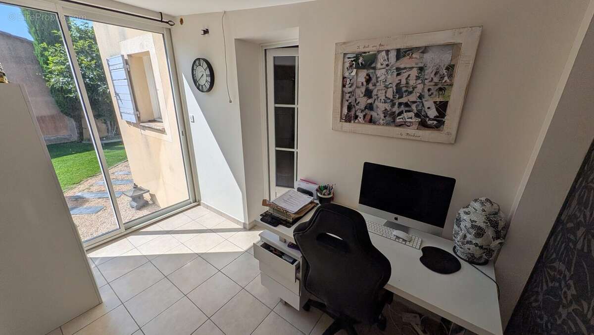 Maison à ENTRAIGUES-SUR-LA-SORGUE