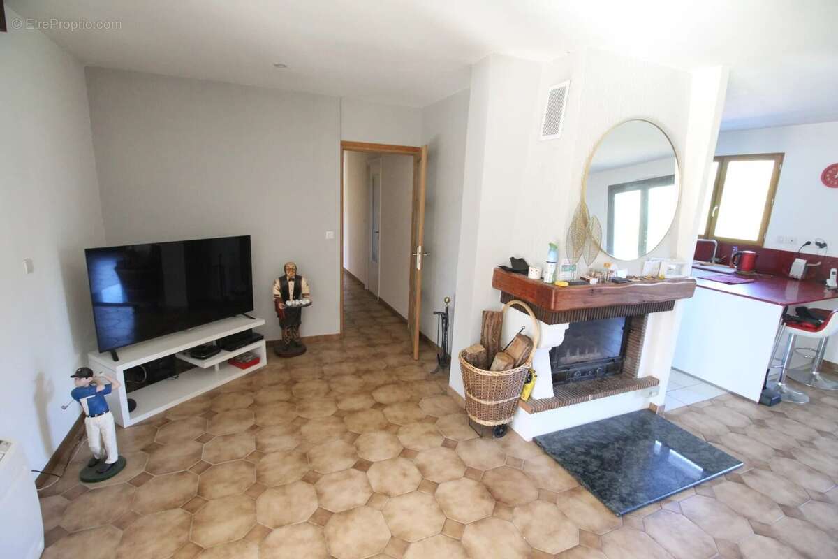 Maison individuelle de trois chambres avec studio d'une chambre, piscine et grand terrain - photo 4