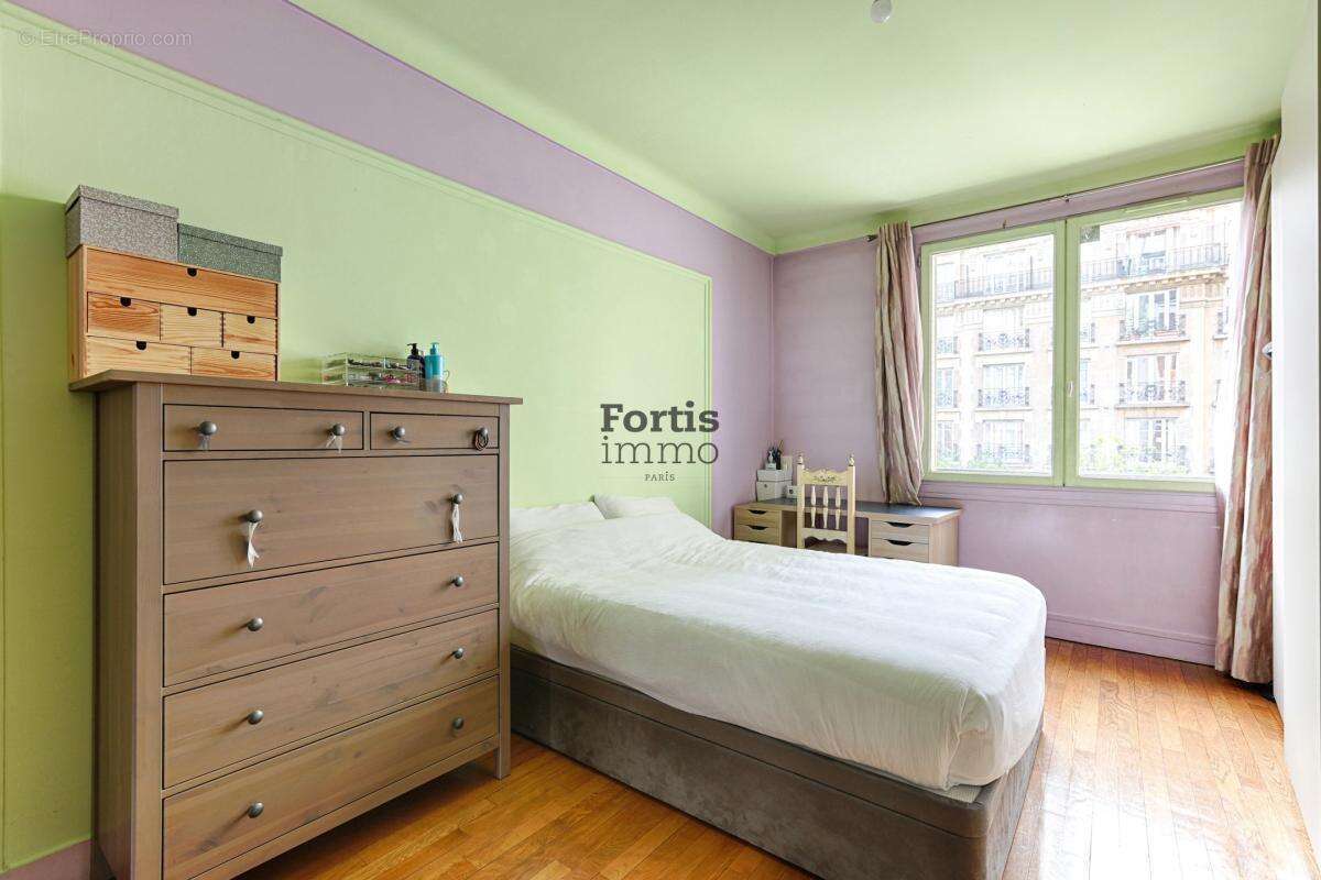 Paris 15 - rue vaugirard - f7 / 4 chambres  2 balcons - photo 10
