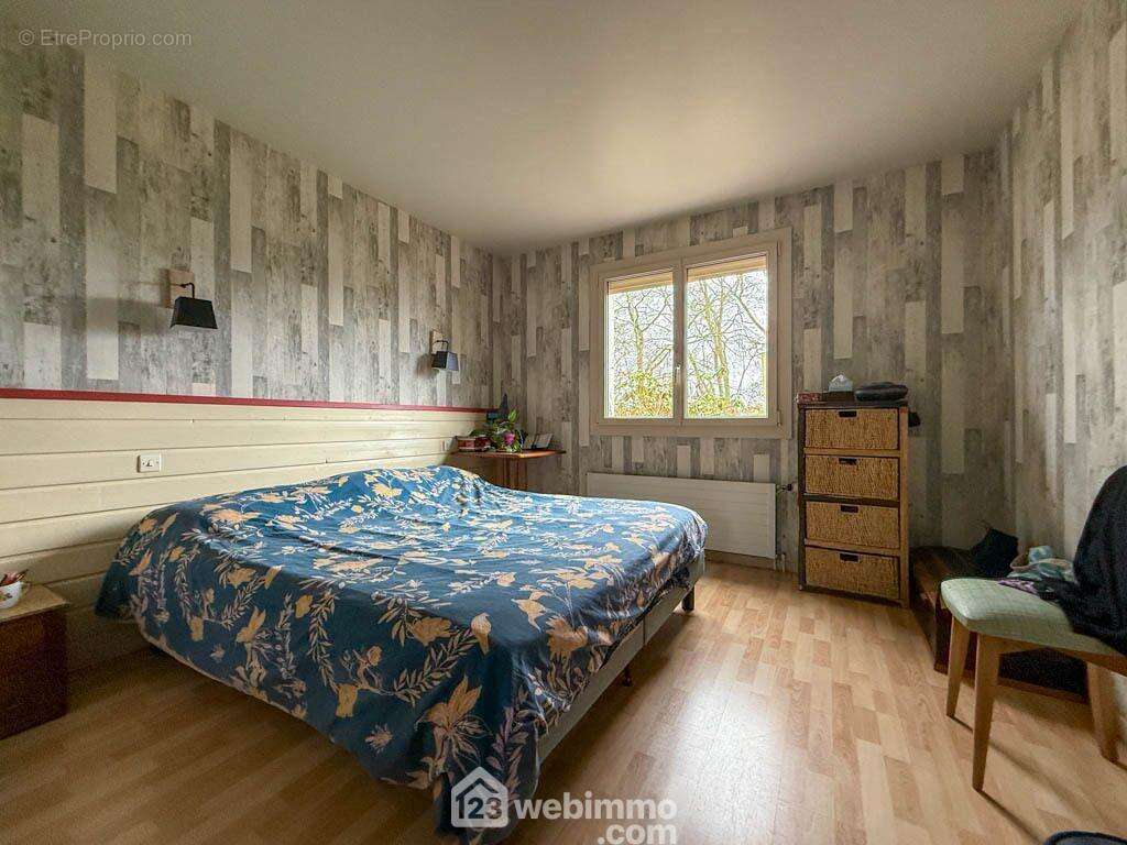 de belles dimensions (11 ,10 et 10 m²). - Maison à SAINT-MESMIN