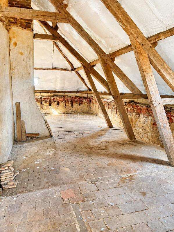 Maison de caractère à rénover avec dépendance- Fort potentiel - photo 6