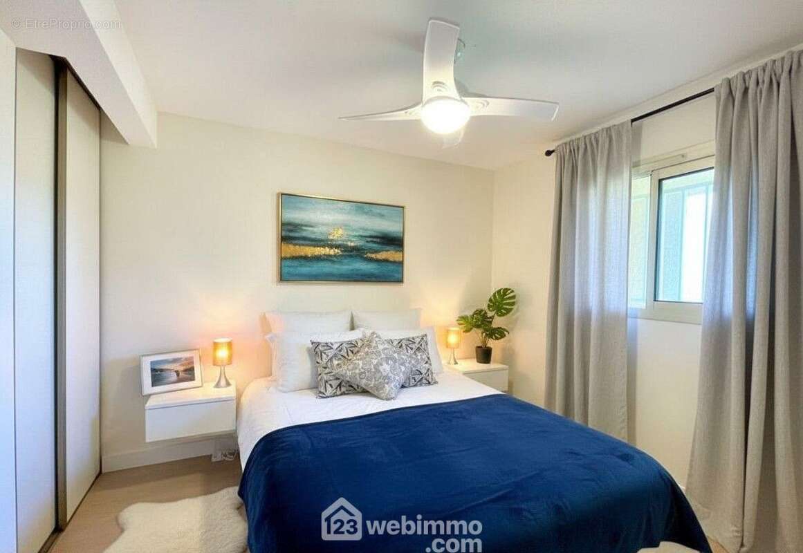 Une chambre chaleureuse et reposante avec ses rangements. - Appartement à SAINTE-MAXIME