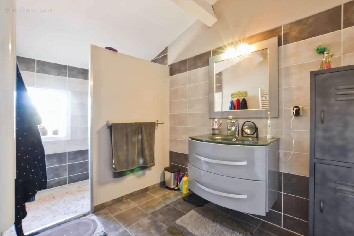 Montady – Maison familiale de 184 m² avec piscine et véranda - photo 9