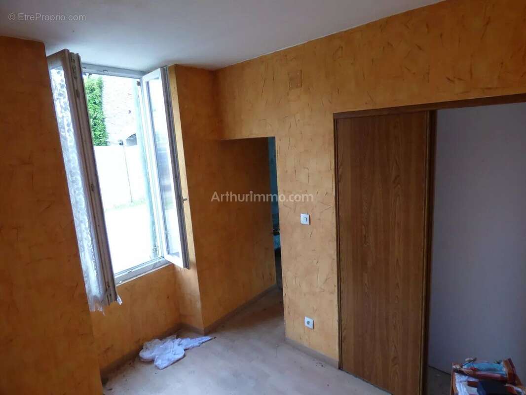 Maison à NOYERS