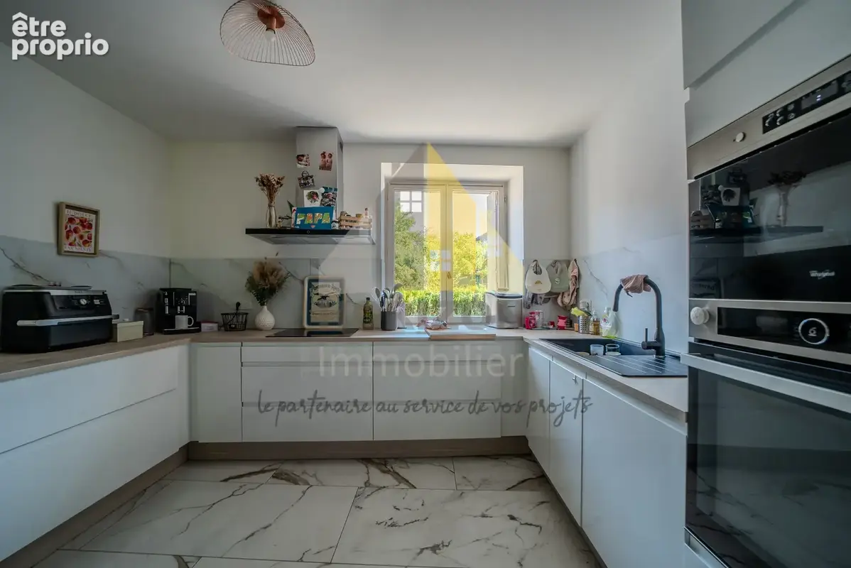 Maison de village avec jardin, grande terrasse au coeur du bourg de Sellières ! - photo 2