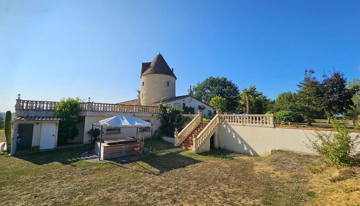 Maison à COURRENSAN