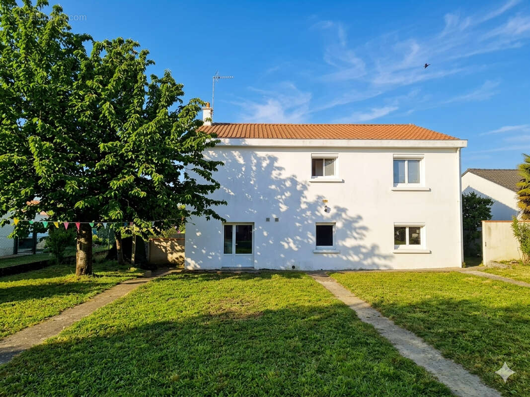 Maison Montaigu Vendee 5 pièce(s) 142 m2 - photo 16