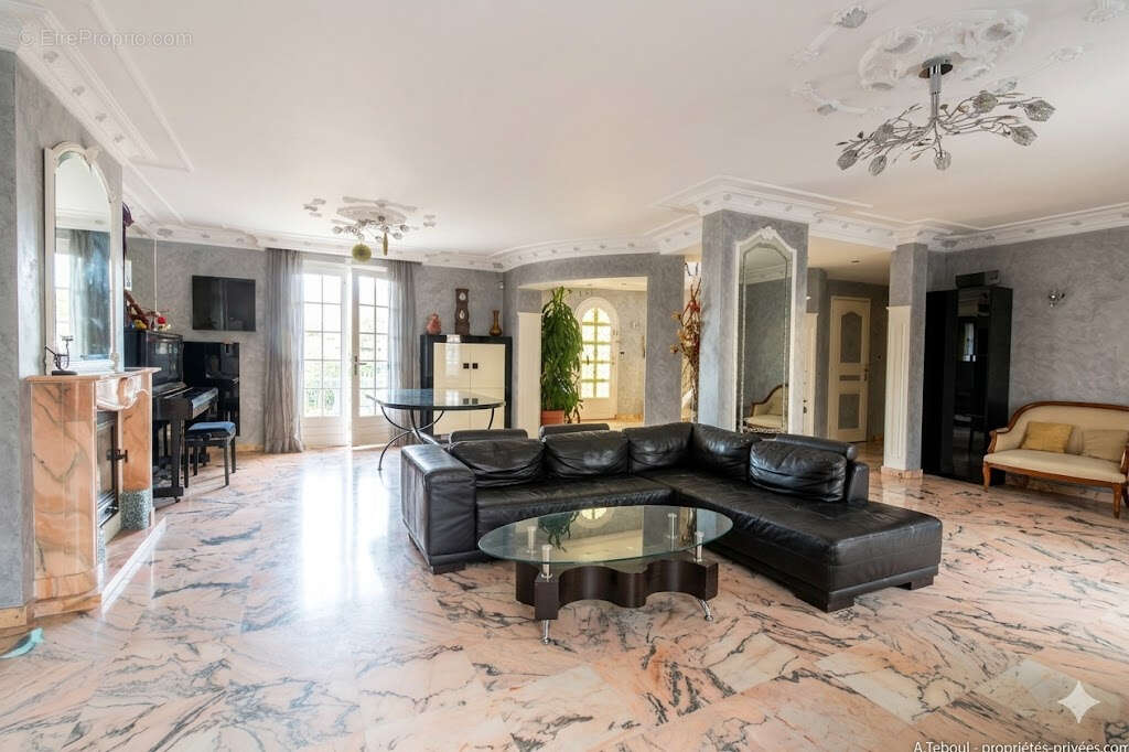 Coup de coeur : Villa familiale d'exception de 210m² - 5 chambres - Piscine -et jardin - Bron Les Genets - photo 9