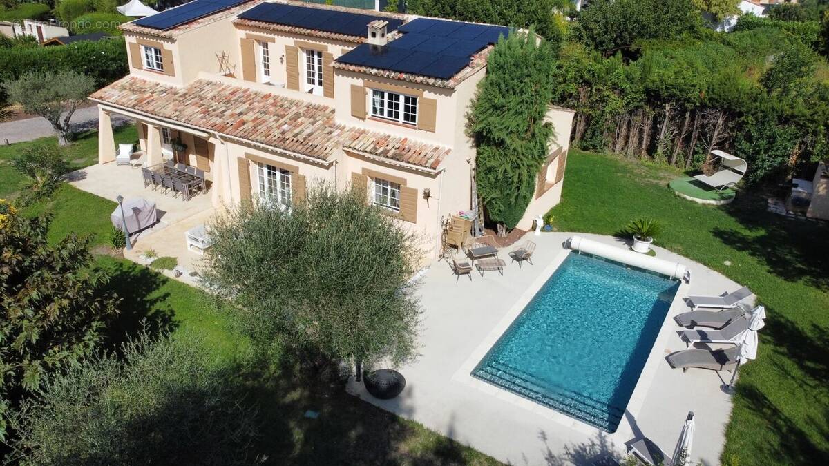 Maison à LA ROQUETTE-SUR-SIAGNE