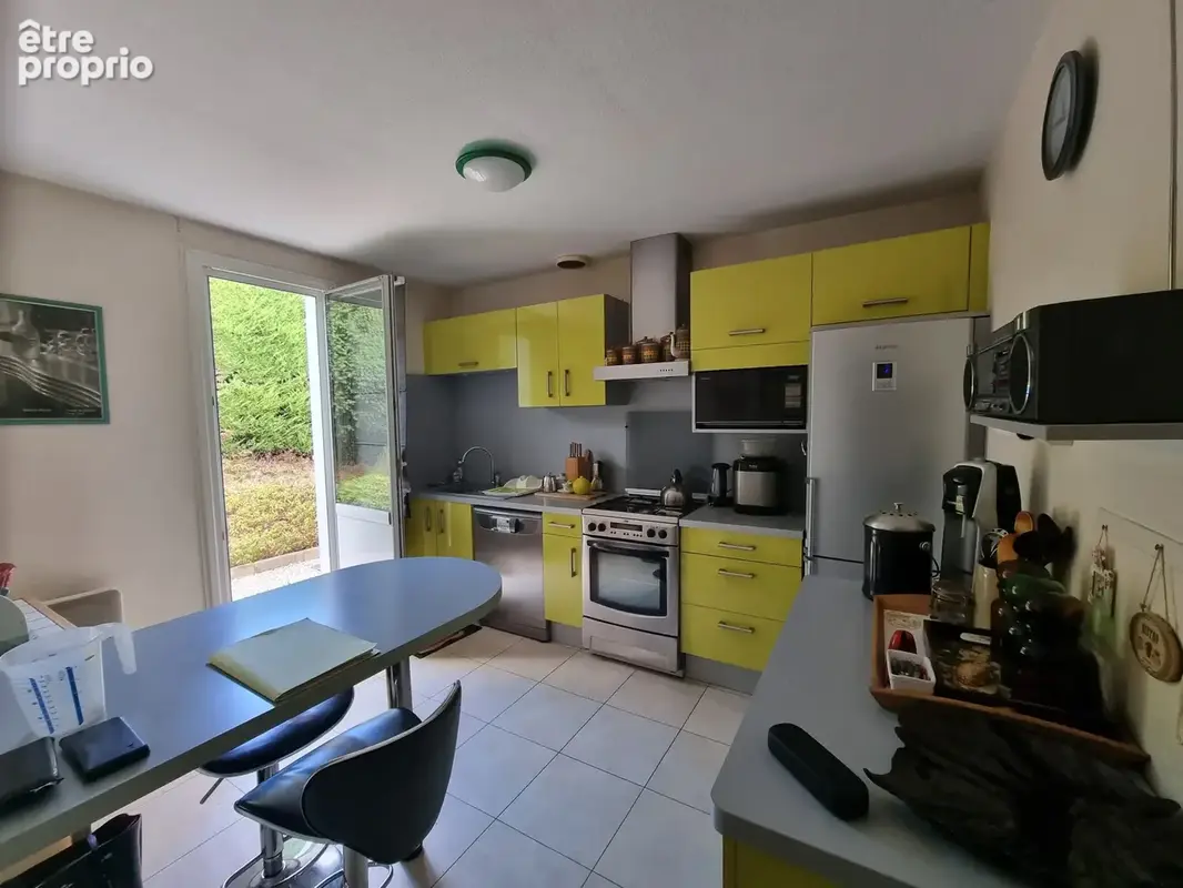 Cuisine équipée et fermée avec électroménager