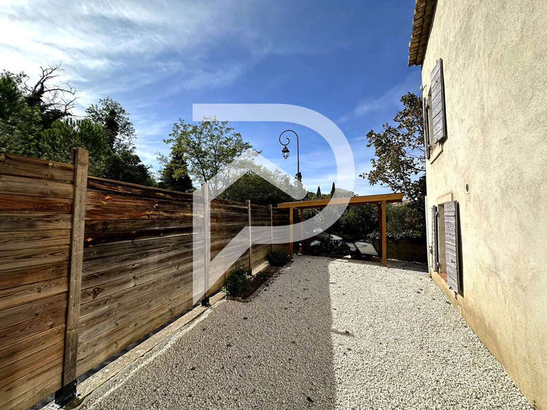 Maison à LA ROQUE-D&#039;ANTHERON