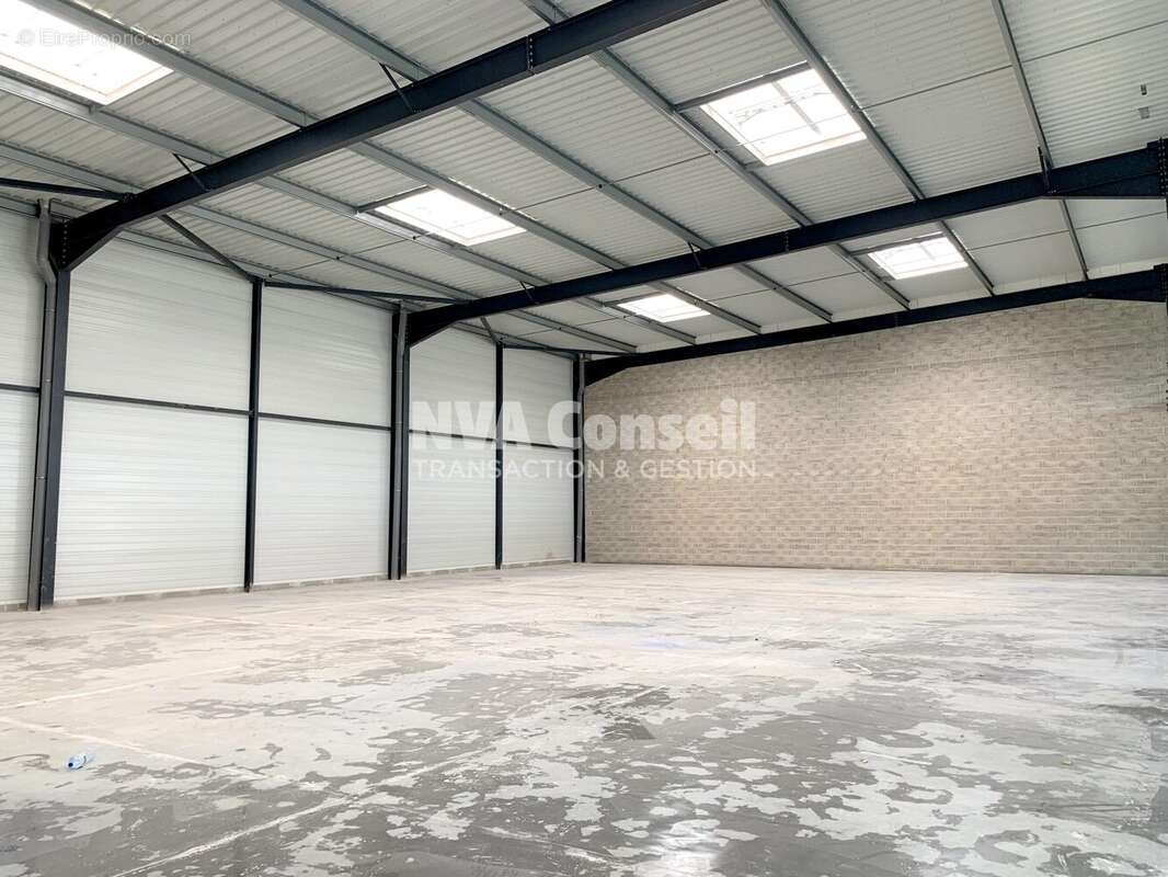 Commerce 450 m² à Persan  - photo 2