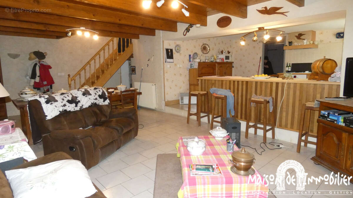 À Vendre à LOUZAC SAINT ANDRÉ - Spacieuse maison Charentaise - 210m2 - 6 pièces - photo 4